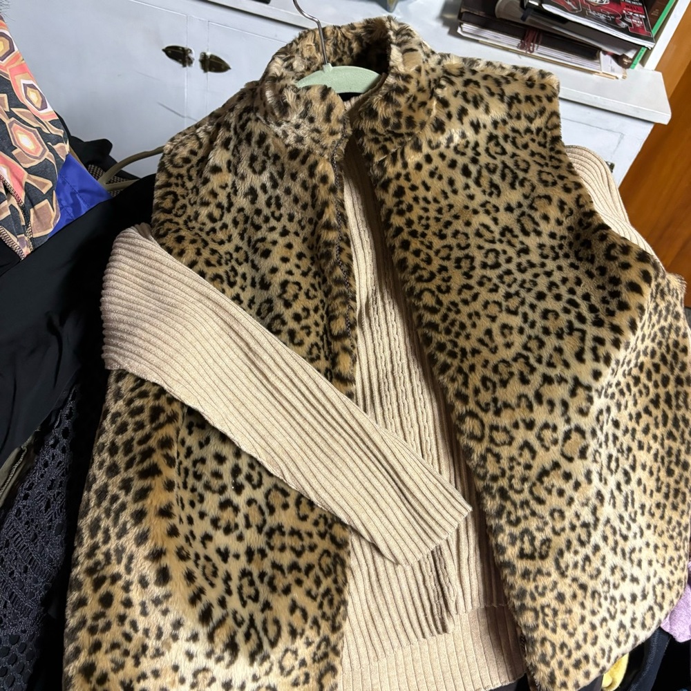 Cheetah vest with top